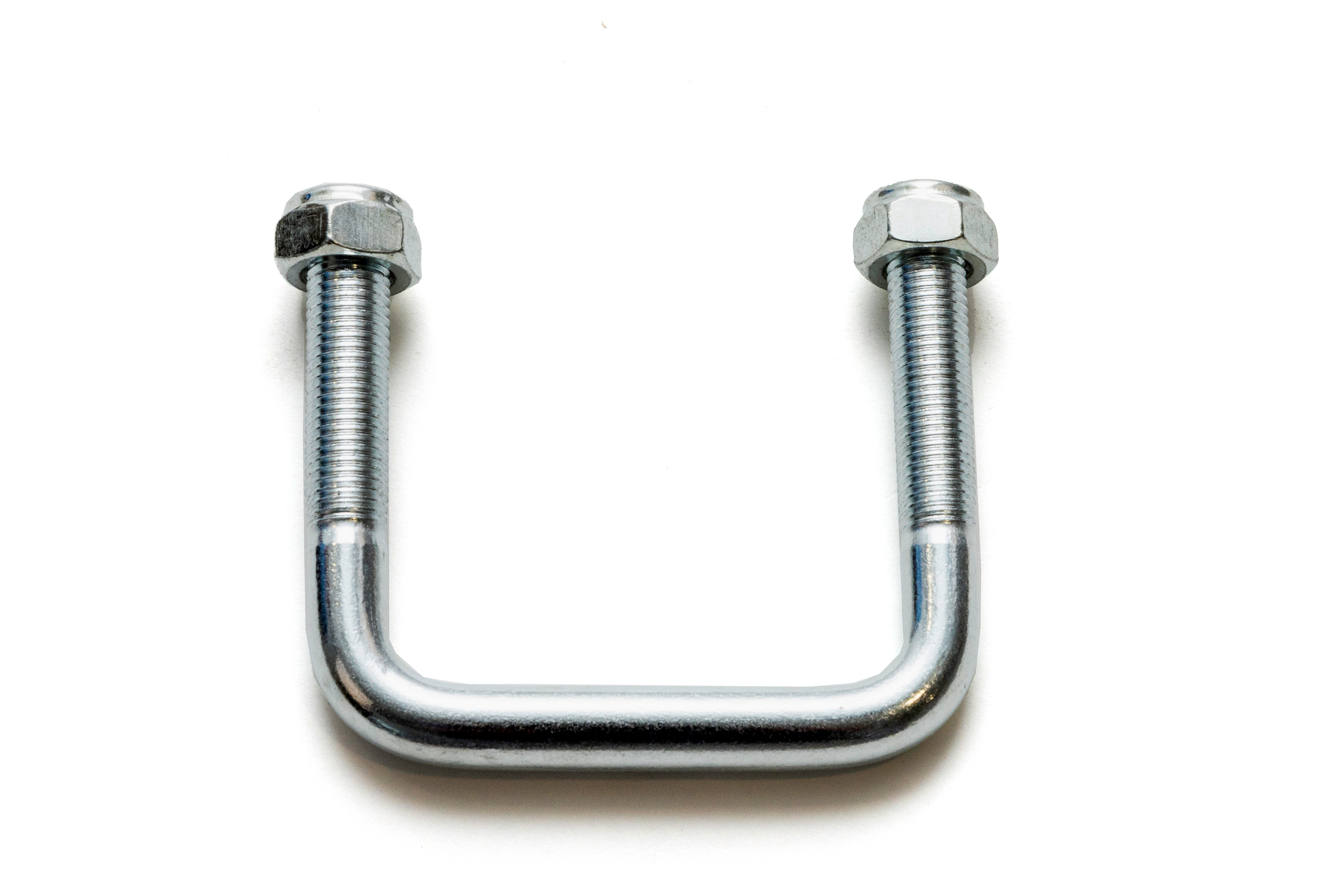 En metal U-bolte med gevindender og to fastgjorte møtrikker, placeret mod en ensfarvet hvid baggrund. Bolten er blank og har et industrielt udseende.