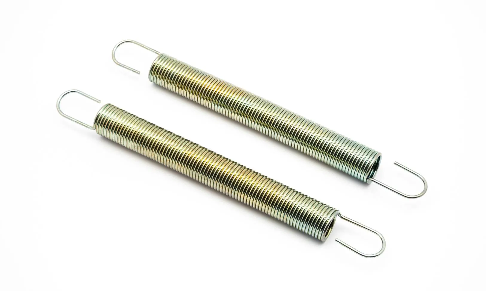 Nahaufnahme von zwei metallischen Zugfedern mit Haken, diagonal auf einem weißen Hintergrund angeordnet. Die Federn sind glänzend und reflektieren das Licht dezent.