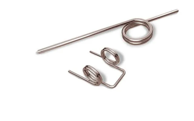 Zwei metallische Torsionsfedern, eine mit doppelten Windungen und geraden Armen, die andere mit einer Öse und abgewinkelten Armen, auf einem glatten weißen Hintergrund platziert.