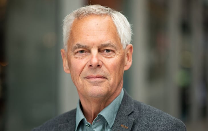 Foto des amtierenden CEO Johnny Alvarsson. Er steht im Freien und vermittelt eine ruhige, selbstbewusste Ausstrahlung.