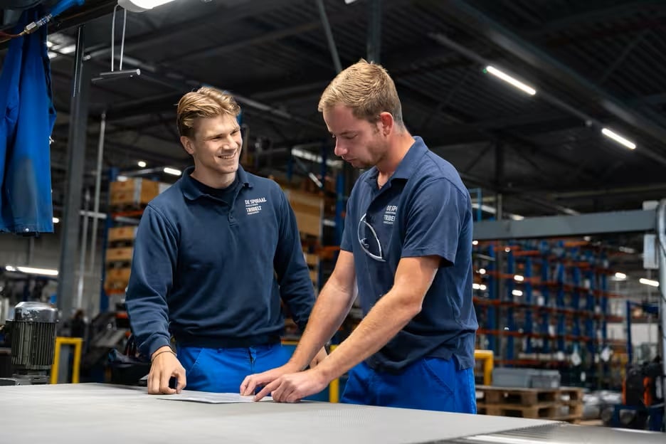 two_engineers_discussing_product_in_production_BS_03431.jpg
