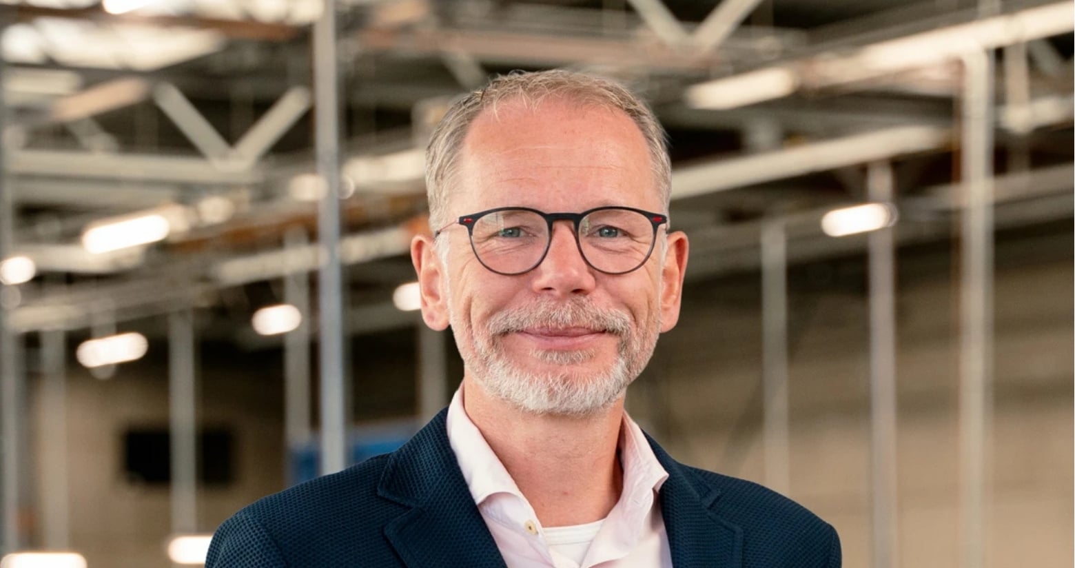 Erik Reterink uz rūpnīcas fona