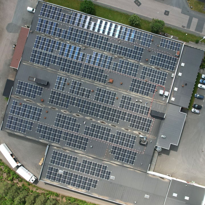 Solceller på taket på Lesjöfors Banddetaljer