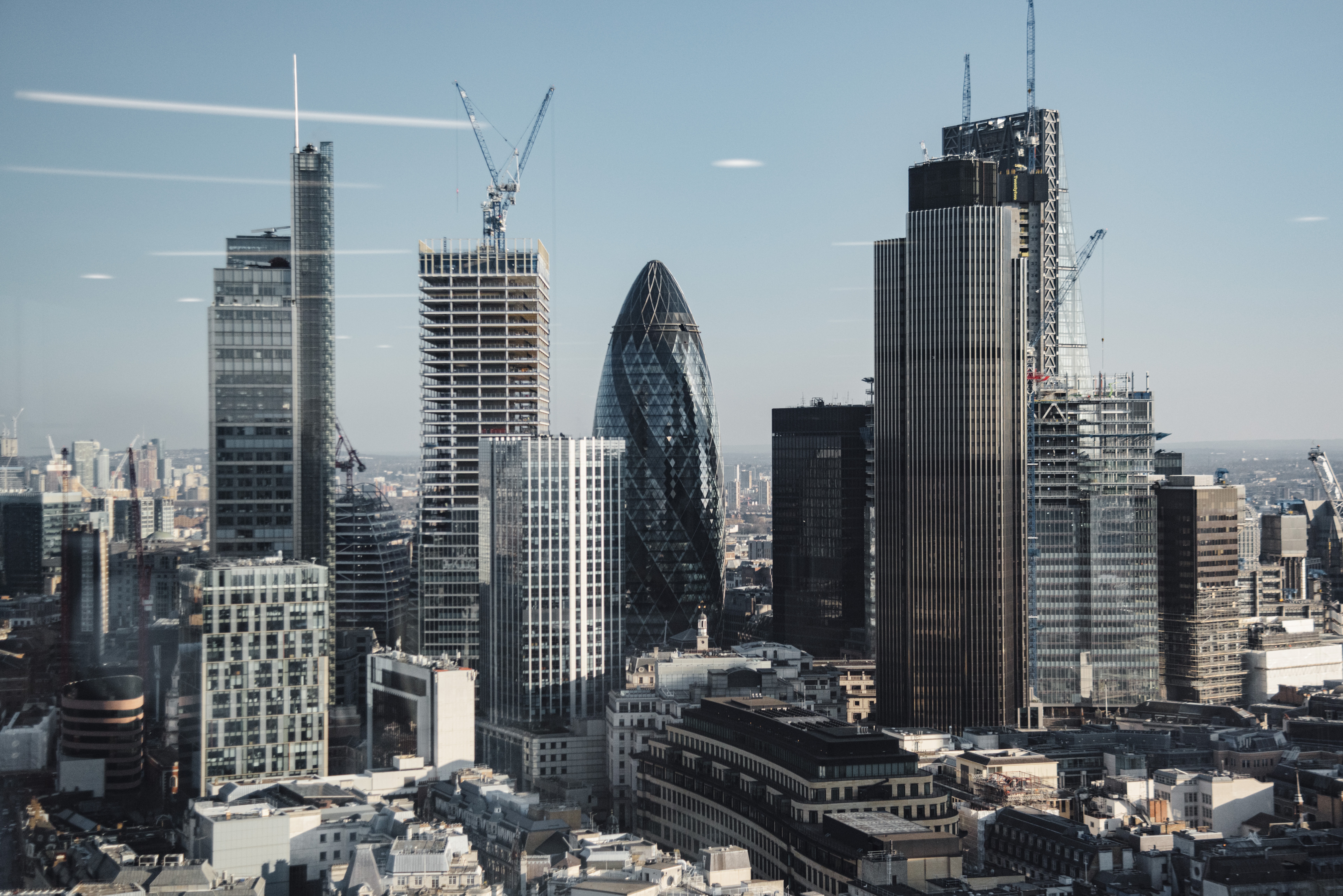 Londons skyline med moderne høyhus og byggekraner.