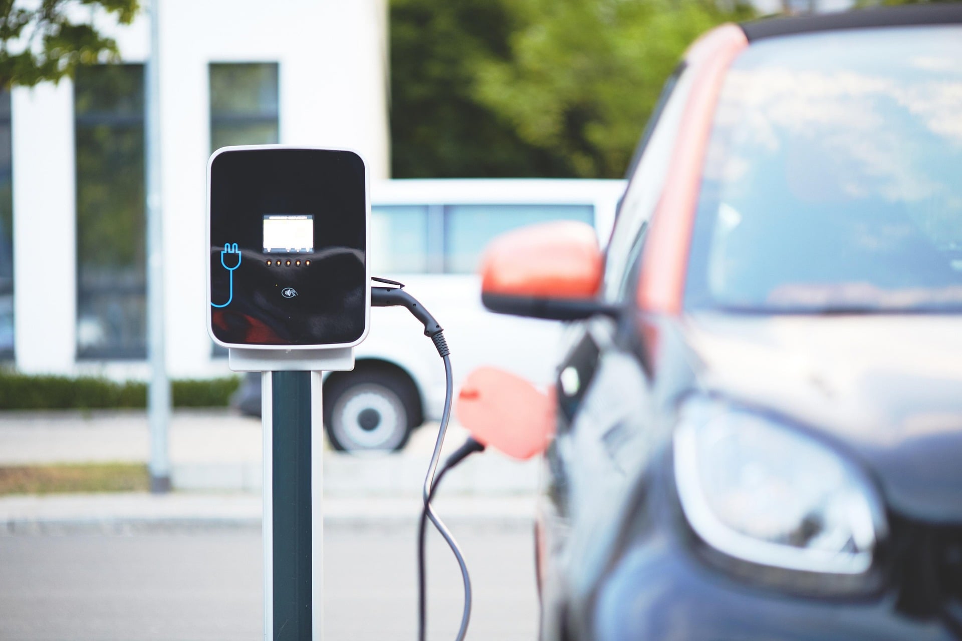 Ein Elektroauto lädt an einer öffentlichen Ladestation.