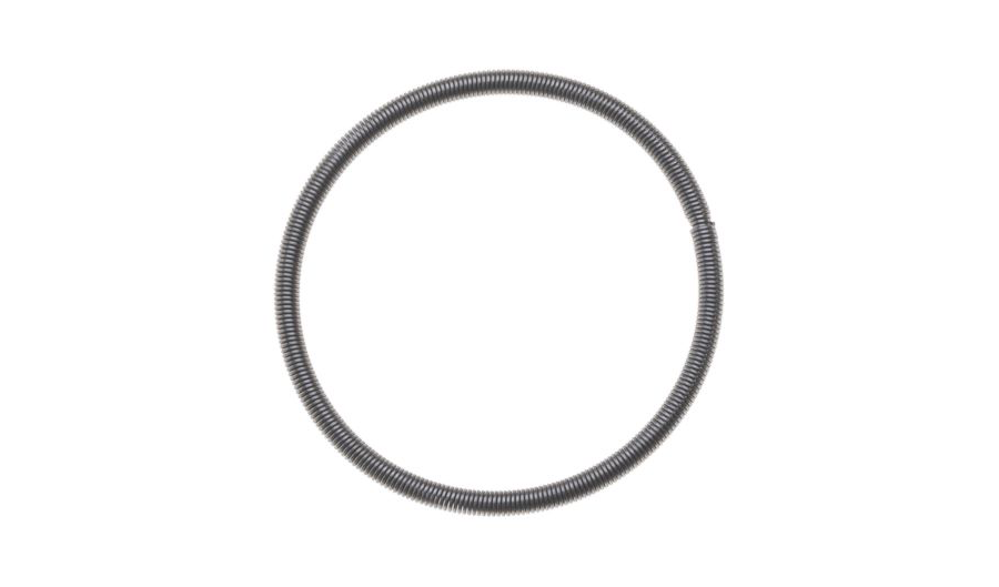 En spiralsnodd metallring mot en hvit bakgrunn.