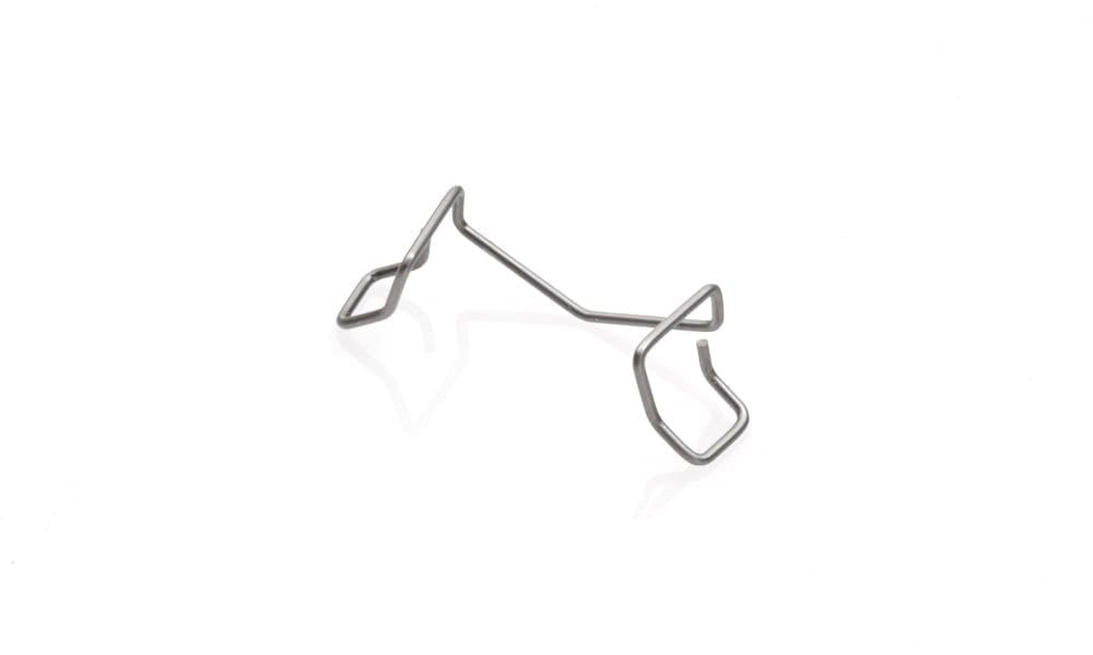 Gebogener Metalldraht in minimalistischem Design, in verschiedenen Winkeln geformt. Er liegt auf einer weißen Oberfläche und erzeugt eine klare, schlichte Ästhetik.
