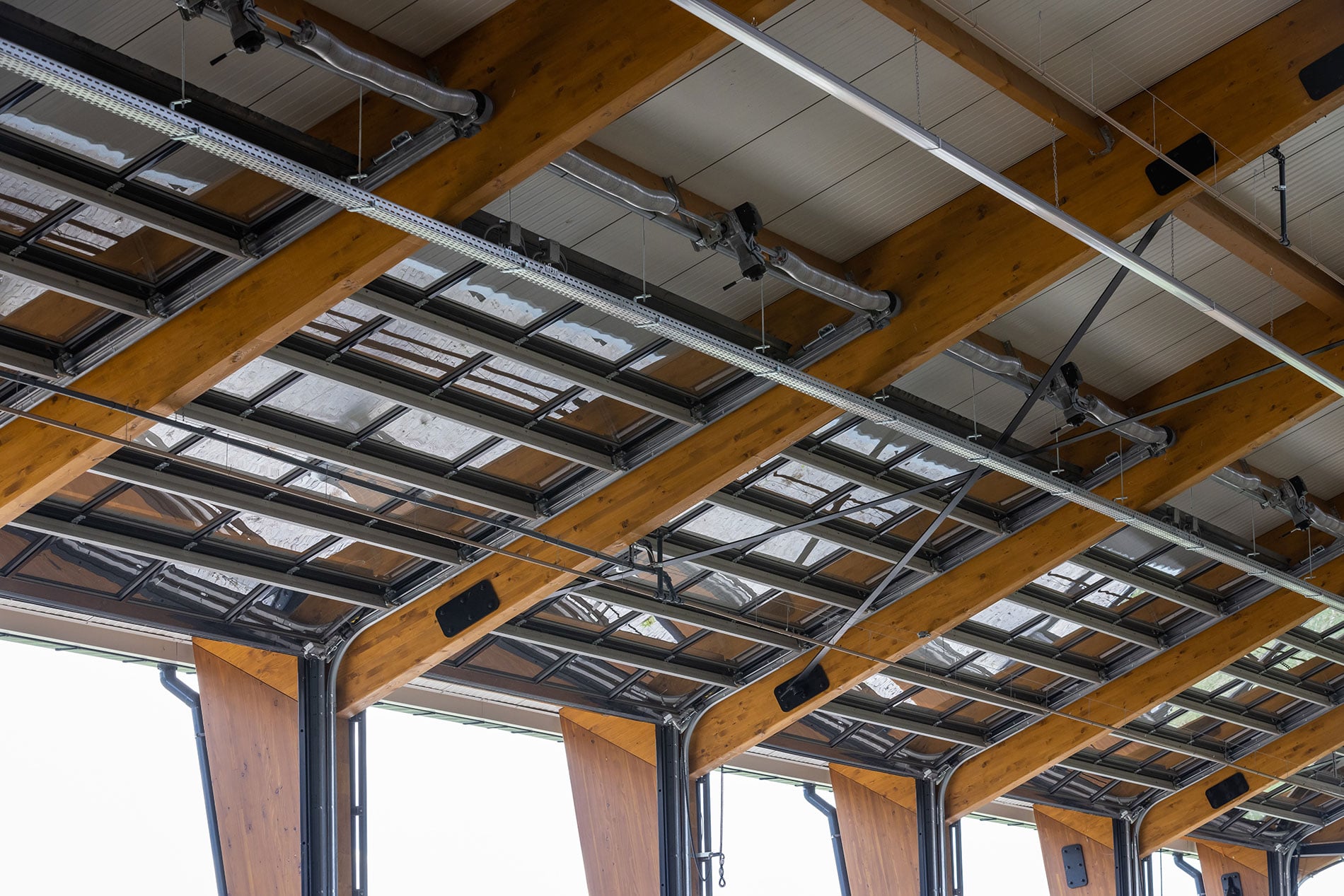 Quattro door spring in ceiling