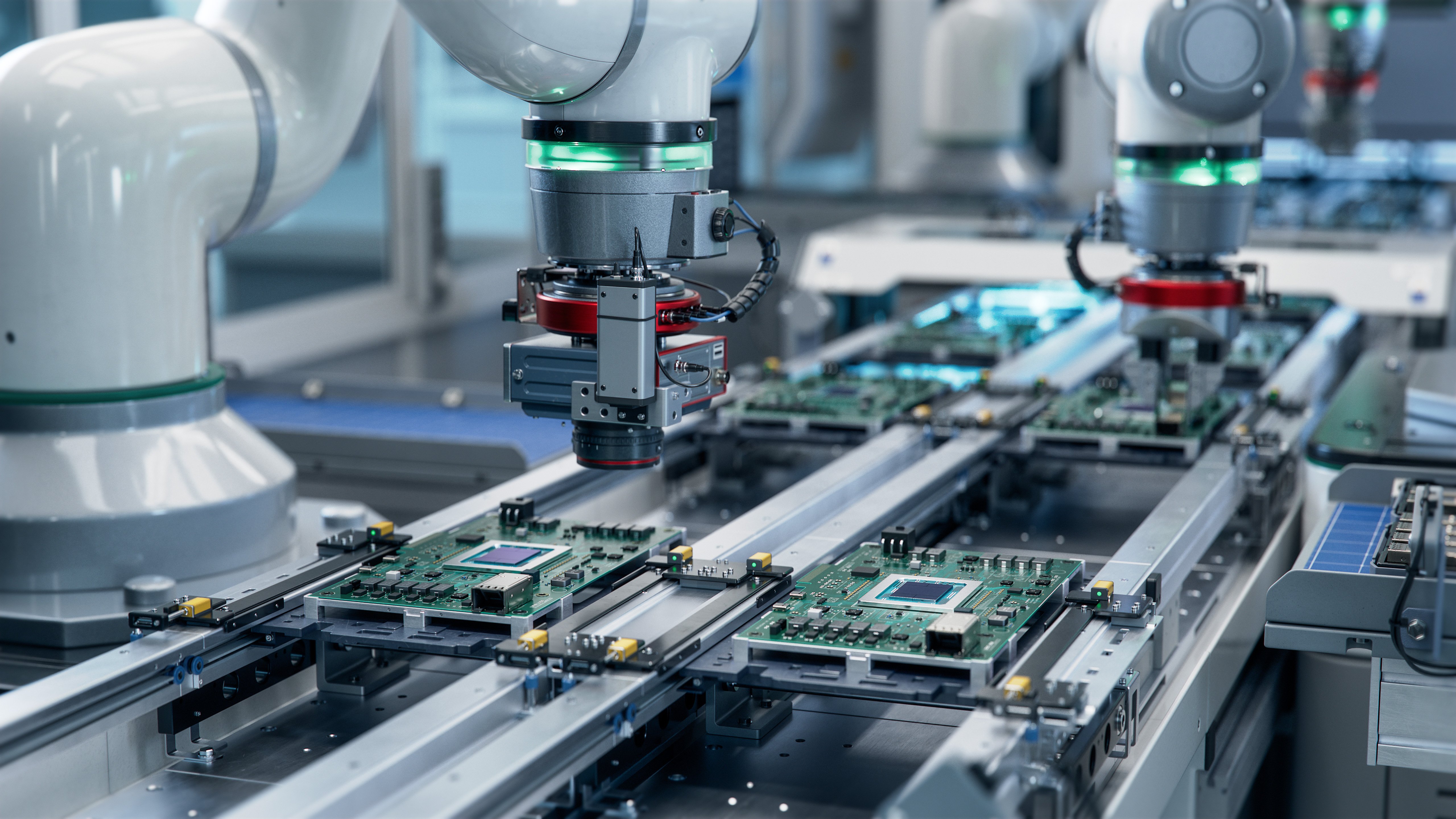 Roboterarme montieren in einer Hightech-Fabrik behutsam Leiterplatten auf einem Förderband und unterstreichen Präzision und Automatisierung in der Elektronikfertigung.