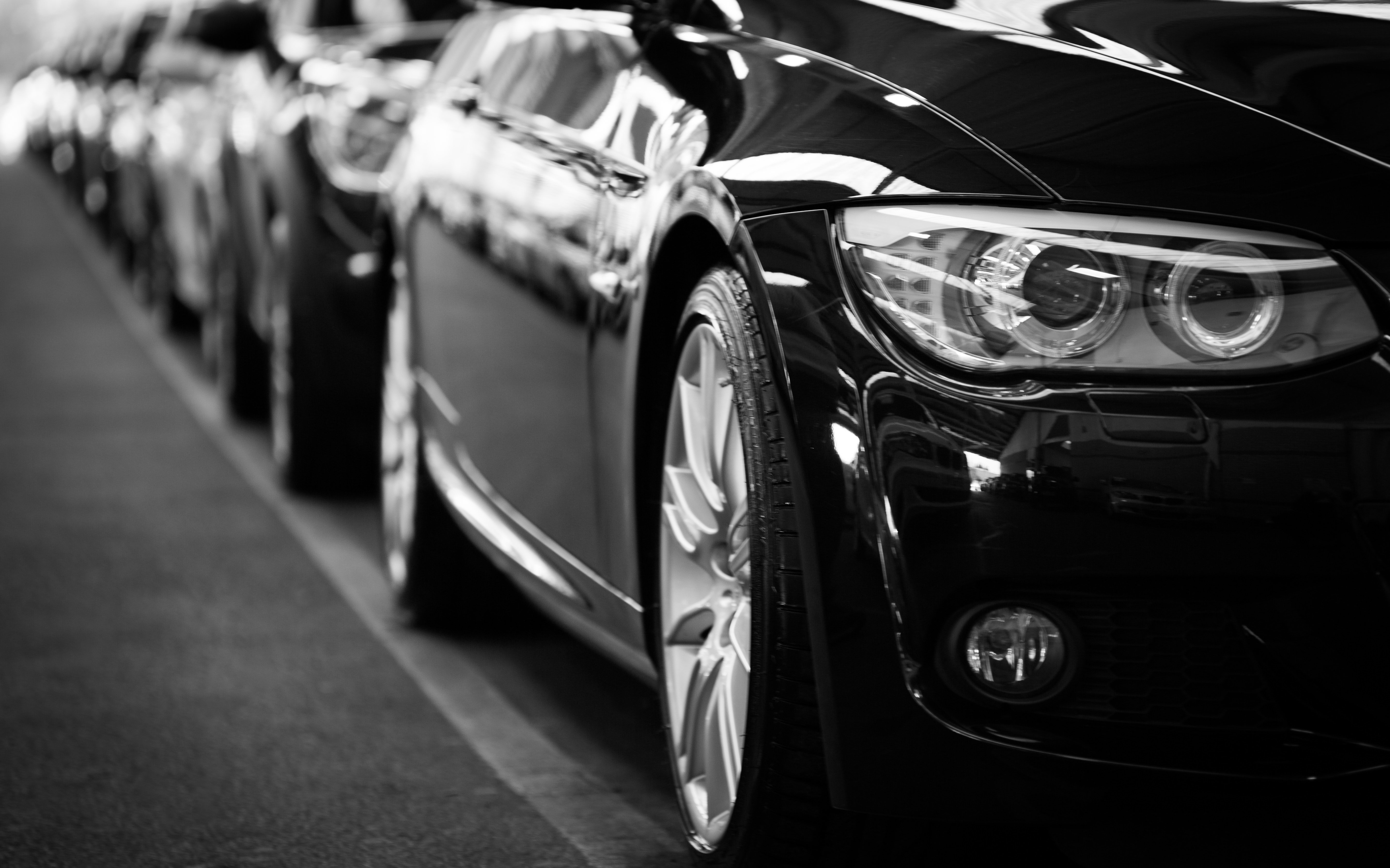 Nahaufnahme einer Reihe neu gebauter Autos.