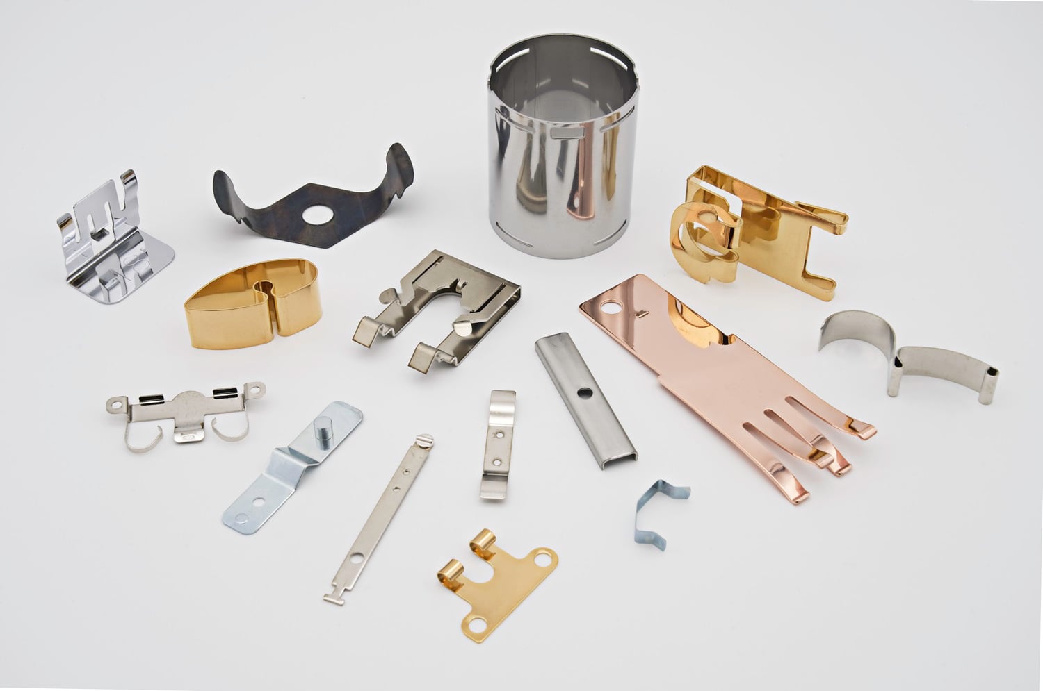 Et udvalg af multislide-metaldele i forskellige farver og materialer med varierede designs. 