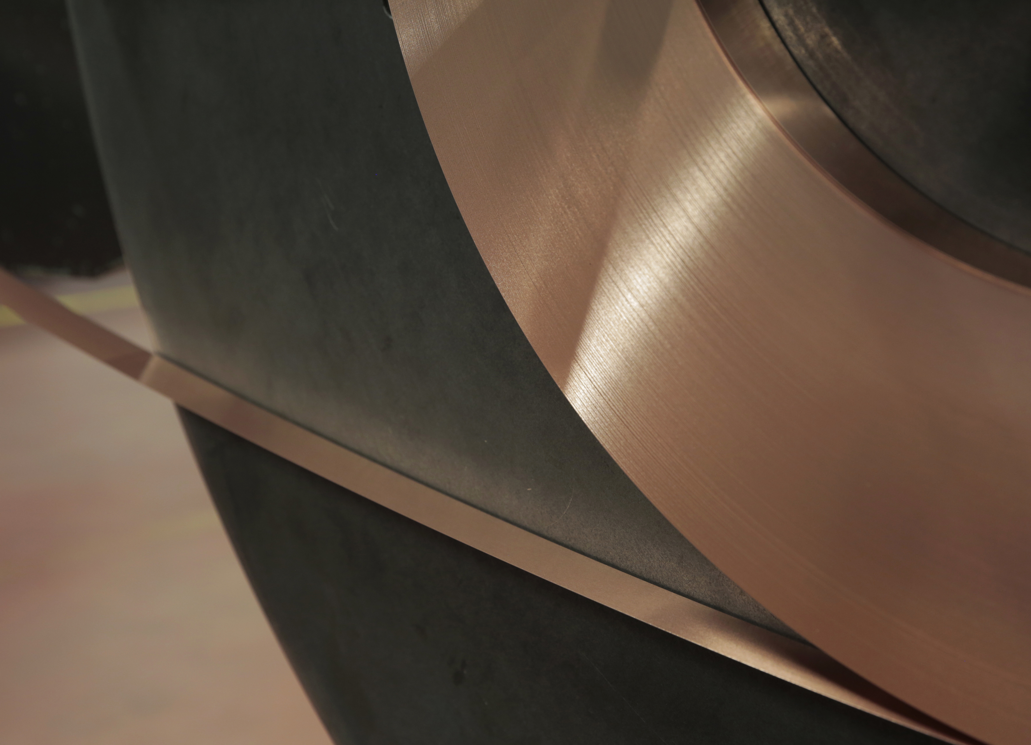 Nahaufnahme eines Kupferband-Coils, das um eine große Spule gewickelt ist.