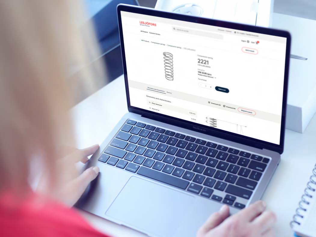 Sieviete izmanto klēpjdatoru, lai Lesjöfors interneta veikalā apskatītu kompresijas atsperi.